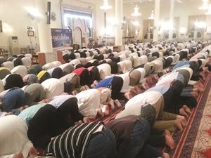 الاف الساجدين في مسجد جابر العلي ليلة الجمعة﻿