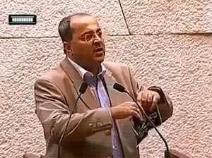 بالفيديو.. النائب بالكنيست أحمد الطيبي ينتقم للمسيحيين العرب من بن آري ويمزق صورة كهانا ويدوس عليها