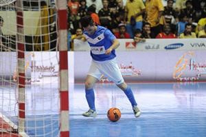 احد اللاعبين يسدد في المرمى﻿