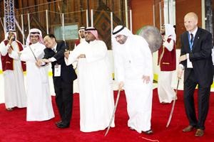 ممثل الاتحاد الدولي يرقص العرضة﻿