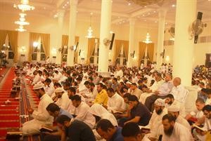 جموع غفيرة حرصت على اداء صلاة التراويح في مسجد جابر العلي
