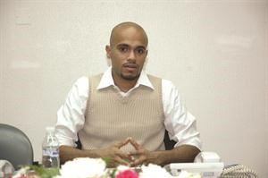 خالد عبدالقدوس نجم داخل الملعب وخارجه
