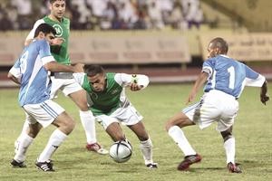عبدالقدوس خلال احدى مبارياته مع العربي امام السالمية هاني الشمري
