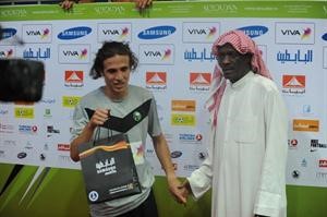 الفنان القدير خالد الملا يسلم البرازيلي ايزي جائزة افضل لاعب﻿