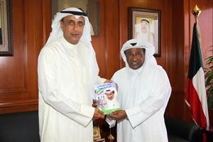 مدير الهيئة العامة للشباب والرياضة فيصل الجزاف مع اللاعب السابق سعد الحوطي
