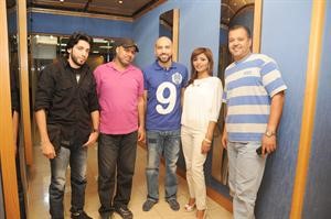 المذيعة نور عبدالله تتوسط فريق كنز FM 	فريال حماد﻿