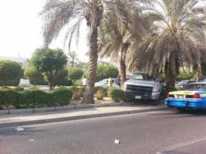 سيارة المواطن الثلاثيني بين نخلتين بعد الحادث الثلاثي