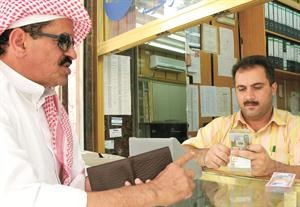 الإجازات ورمضان يرفعان تحويلات المقيمين إلى الخارج بـ 15% في النصف الأول