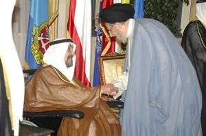 سمو الشيخ سالم العلي مستقبلا السيد محمد باقر المهري﻿