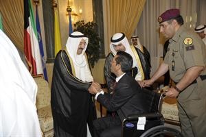 صاحب السمو الامير مستقبلا احد المهنئين﻿