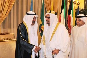 الشيخ مبارك العبدالله الاحمد في استقبال المهنئين﻿