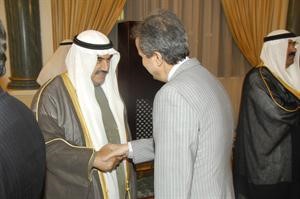 سمو الشيخ ناصر المحمد مستقبلا السفير الايراني﻿