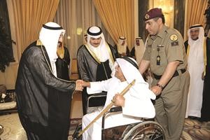 صاحب السمو الامير الشيخ صباح الاحمد متلقيا التهنئة من احد المواطنين ويبدو الشيخ خالد العبدالله