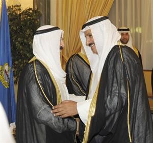 صاحب السمو مصافحا حسين الحريتي﻿