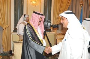 سمو ولي العهد الشيخ نواف الاحمد مستقبلا عبدالوهاب البدر﻿