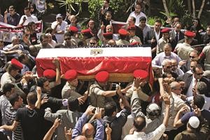 جانب من جنازة اللواء عمر سليمان نائب الرئيس المصري السابق العسكرية في القاهرة امس الاول