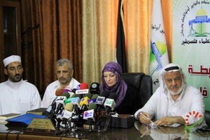 سيدة بريطانية تشهر إسلامها بمقر رابطة علماء فلسطين في غزة