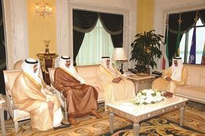 سمو ولي العهد الشيخ نواف الاحمد مستقبلا الشيخ احمد الخالد والشيخ صباح الخالد والشيخ محمد العبدالله﻿