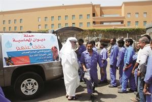 جانب من حملة ديوان المحاسبة للتخفيف عن العمال﻿