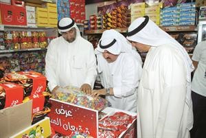 الفريق المشارك في الحملة يفحص بيانات القرقيعان﻿