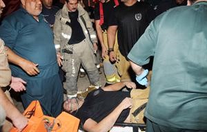 احد رجال الاطفاء المصابين يتلقى العلاج في موقع الحادث