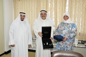 محمد الكندري واحمد الصواغ يكرمان نجيبة عسكر﻿