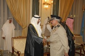 اللواء محمود الدوسري مهنئا الشيخ جابر العبدالله
