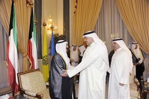 صاحب السمو الامير الشيخ صباح الاحمد مستقبلا محمد المطير
