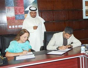 جانب من توقيع العقد