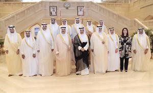 سمو رئيس الوزراء الشيخ جابر المبارك متوسطا اعضاء الحكومة الجديدة﻿