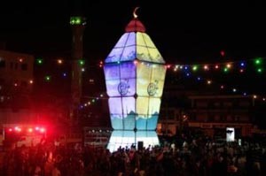 إضاءة أكبر فانوس رمضان في العالم بجنوب لبنان