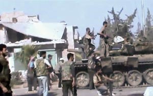 صورة ماخوذة عن شريط بثه ناشطون لعناصر الجيش الحر يشتبكون مع القوات النظامية في حلب افپ
