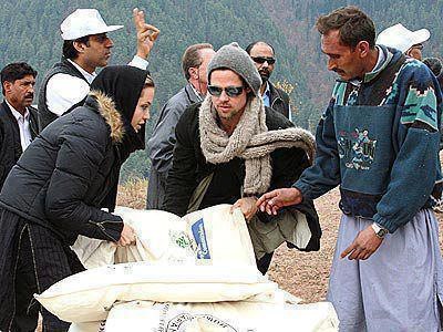أنچلينا چولي تقدم المساعدات للاجئين السوريين بصحبة براد پيت