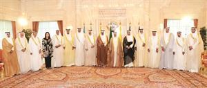 صاحب السمو الامير الشيخ صباح الاحمد متوسطا سمو ولي العهد الشيخ نواف الاحمد وسمو رئيس الوزراء الشيخ جابر المبارك ووزراء حكومته الجديدة﻿