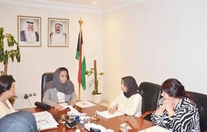 الشيخة لطيفة الفهد خلال رئاستها اجتماع لجنة المراة﻿