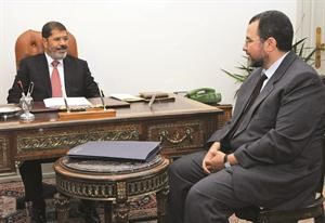 الرئيس المصري د محمد مرسي مجتمعا برئيس الوزراء المكلف د هشام قنديل امس اپ﻿