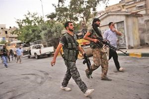 عناصر من الجيش الحر خلال مواجهات مع القوات النظامية في حي صلاح الدين بحلب افپ