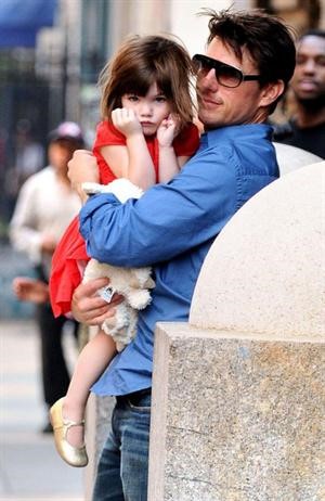 توم كروز يعتزم شراء منزل في نيويورك ليكون بجانب ابنته... وابنته تحظى بلقب أكثر الأطفال أناقة في العالم 