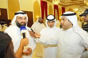 حمد الكندري متحدثا الى الزميل عبدالهادي العجمي﻿