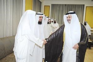 السفير القطري مقدما التهنئة

