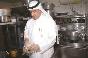 احد مفتشي البلدي يفحص المواد الغذائية