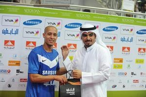 اونوريو يتسلم جائزة افضل لاعب من محمد البابطين﻿