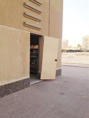 باب فرع قطعة 3 بعد فتحه عنوة على يد اللصوص