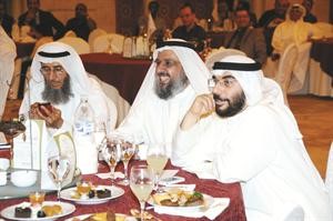 علي الزبيد وعبدالرحمن زمان ودناظم المسباح يتابعون اجابات الموظفين خلال المسابقة﻿