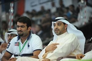 الشيخ محمد العبدالله وخالد الروضان يتابعان احدى المباريات﻿
