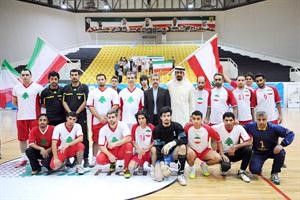 الشيخ علي الخالد مع الفرق الفائزة بالدورة الماضية﻿