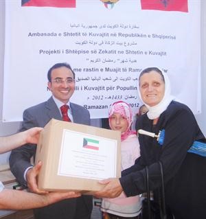 السفير نجيب البدر يقدم المساعدة لاحدى الاسر﻿