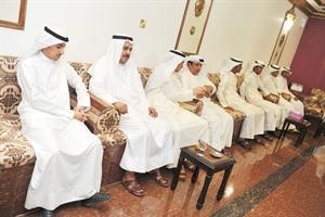 عدد من الحضور في ديوان الجسار