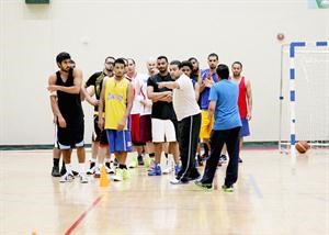 مدرب سلة الصليبخات خالد الصعب يوجه اللاعبين في التدريب	 عادل يعقوب﻿