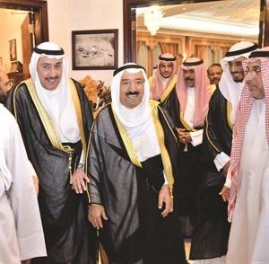 صاحب السمو الامير الشيخ صباح الاحمد وسمو ولي العهد الشيخ نواف الاحمد مع الشيخ فيصل الحمود وعدد من الحضور﻿